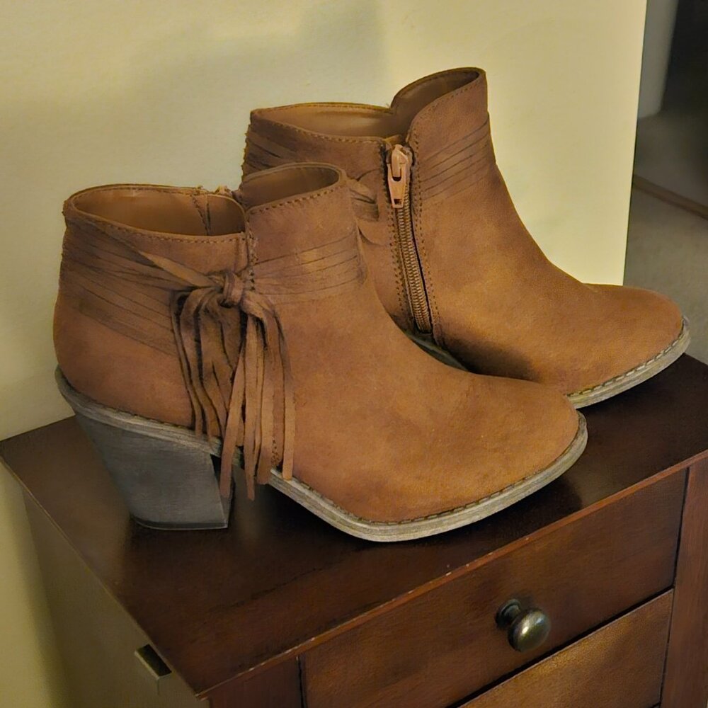 NWOT Arizona Wane Women's Suede Booties   Size 8M